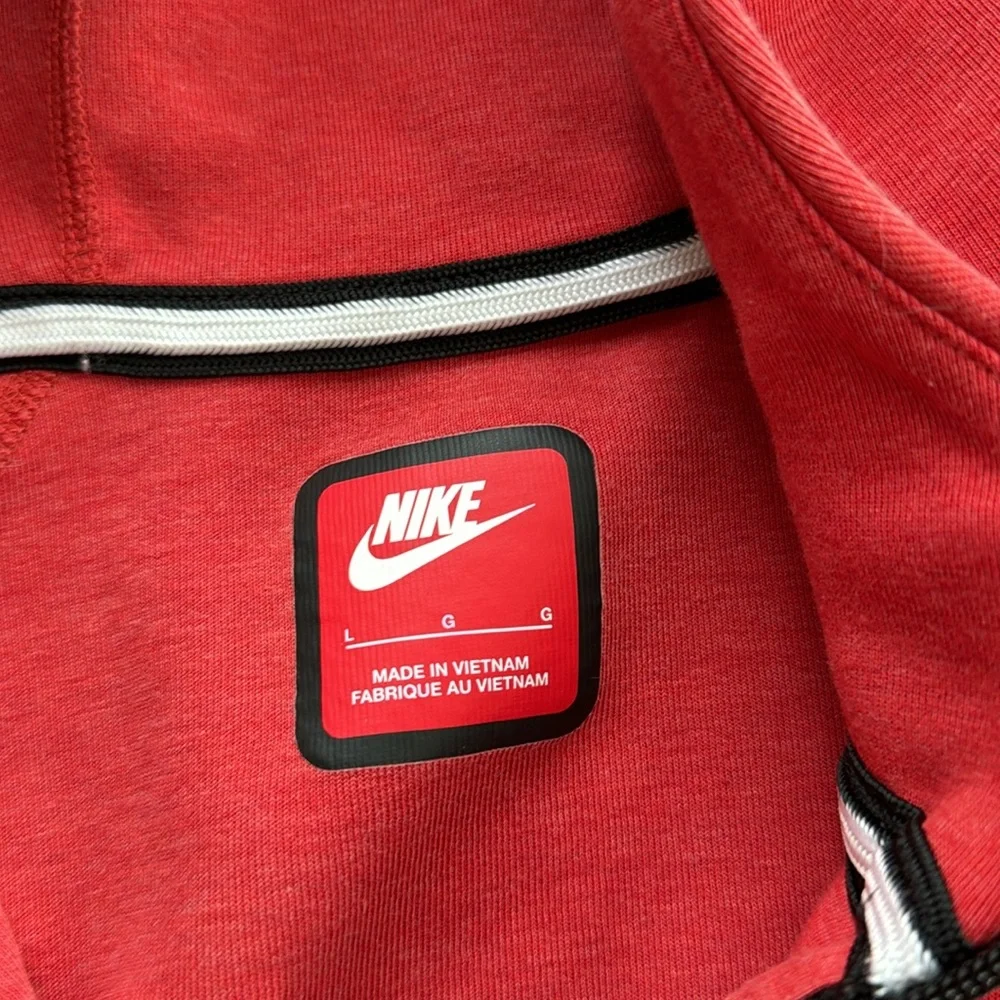 Nike Kids Red Jacket - Picture 2 of 4